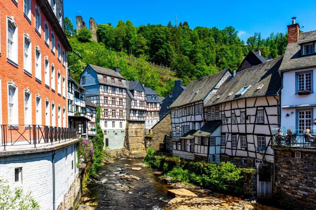 Monschau Altstadt mit historischen Fachwerkhäusern in der Eifel