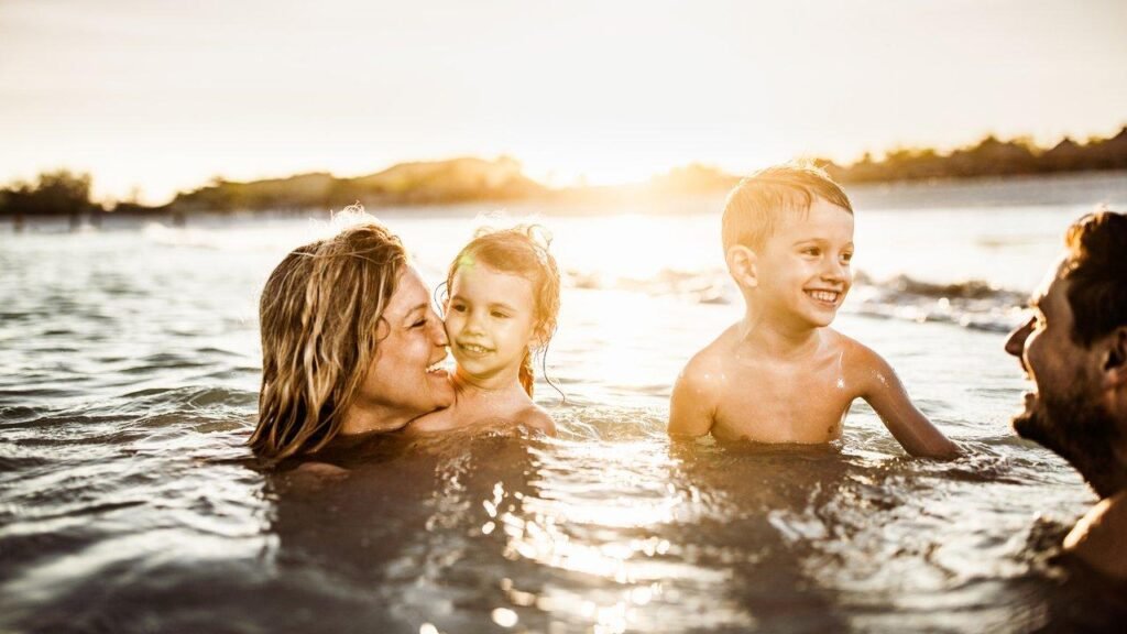 - Urlaub in Deutschland am Wasser mit Kindern beim Baden im See